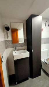 bagno con lavandino e specchio di Apartamento La Marea a Las Palmas de Gran Canaria
