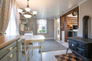 eine Küche mit einem Tisch und einem Herd im Zimmer in der Unterkunft Eika Cottage: Cozy, rural, spacious and well-equiped in Åmot
