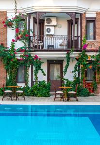 Der Swimmingpool an oder in der Nähe von Dalyan Hotel Nish Caria