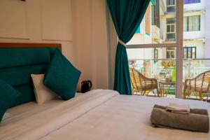 - une chambre avec un lit et un balcon dans l'établissement Hotel The Moksham, à Rishikesh