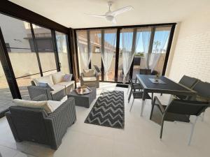 a living room filled with furniture and a table at Casa Dani in L'Ampolla