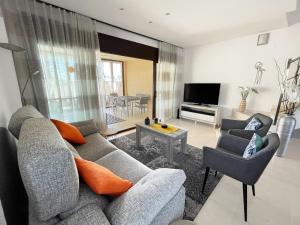 a living room with a couch and two chairs at Casa Dani in L'Ampolla