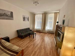 een woonkamer met een bank en een tv bij Apartment Insat in Szczecin