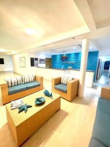ein Wohnzimmer mit 2 Sofas und einem Tisch in der Unterkunft Hotel Sand Bay in Punta Rucia