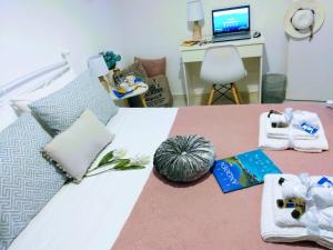 A bed or beds in a room at Angelina's cosy apartment in Corfu town