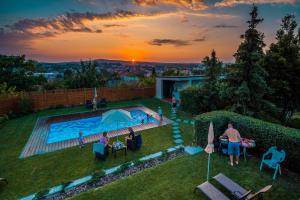 Výhled na bazén z ubytování Penzion Jako Doma nebo okolí