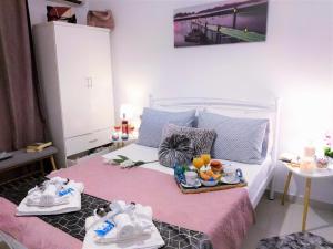 A bed or beds in a room at Angelina's cosy apartment in Corfu town