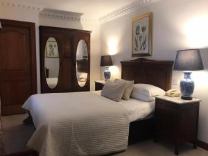 1 dormitorio con 1 cama, teléfono y espejos en Foley's Townhouse Killarney, en Killarney