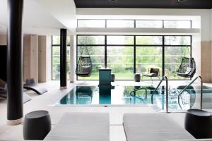 Bazén v ubytování Le Richebourg Hôtel, Restaurant & Spa nebo v jeho okolí