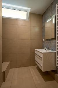 A bathroom at Hostel 26