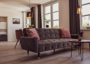 ein Wohnzimmer mit einem Sofa und einem Tisch in der Unterkunft City Loft in Eisenach