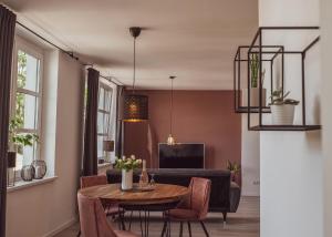 ein Wohnzimmer mit einem Tisch und einem Sofa in der Unterkunft City Loft in Eisenach