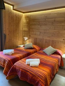 Postel nebo postele na pokoji v ubytování Sottosopra Alps Apartments & Rooms