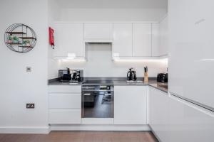 Kuhinja oz. manjša kuhinja v nastanitvi Deluxe 1 Bedroom St Albans Apartment - Free Wifi