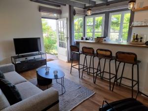 ein Wohnzimmer mit Couch und Bar in der Unterkunft Maison Saint Léonard in Honfleur