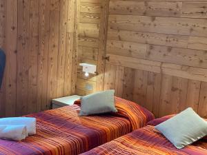 Postel nebo postele na pokoji v ubytování Sottosopra Alps Apartments & Rooms