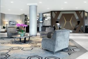 Lobbyn eller receptionsområdet på Sheraton Vancouver Guildford Hotel