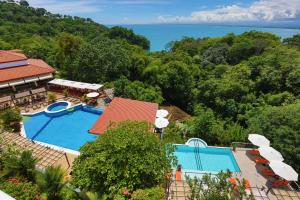 - une vue aérienne sur un complexe avec une piscine dans l'établissement Shana by the Beach Manuel Antonio, à Manuel Antonio