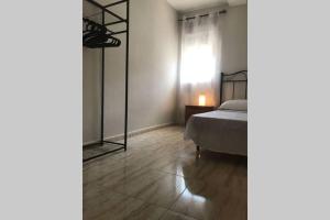 Schlafzimmer mit einem Bett und einem Fenster in der Unterkunft Acogedor apartamento a 5 minutos de la playa in Aguadulce
