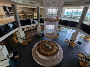 uitzicht op een hotellobby met een grote taart bij Jewel Beach Matrouh Hotel in Marsa Matruh