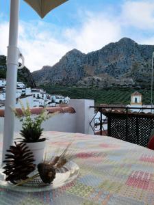 a table on a balcony with a view of a mountain at Los Trigos, Casa Rural in Montejaque
