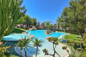 duży basen w parku z drzewami w obiekcie Montefaro Spacious Townhouse - Beach & pool w mieście Santa Pola