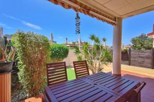 Balkon lub taras w obiekcie Montefaro Spacious Townhouse - Beach & pool