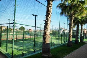 Tenis lub squash w obiekcie Montefaro Spacious Townhouse - Beach & pool lub w pobliżu