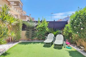 Ogród w obiekcie Montefaro Spacious Townhouse - Beach & pool