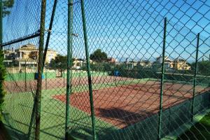 Tenis lub squash w obiekcie Montefaro Spacious Townhouse - Beach & pool lub w pobliżu