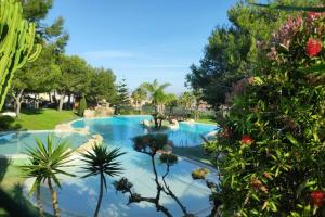 Basen w obiekcie Montefaro Spacious Townhouse - Beach & pool lub w pobliżu
