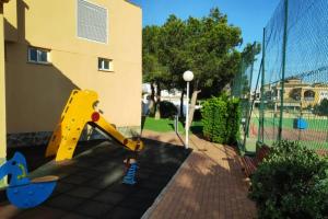 Plac zabaw dla dzieci w obiekcie Montefaro Spacious Townhouse - Beach & pool