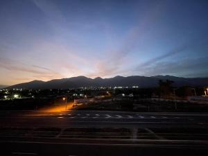 an empty parking lot with a sunset in the background at Hotel Aeromar Central in Santa Marta