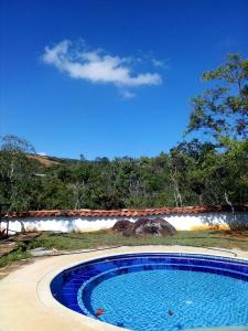 una grande piscina di fronte a una casa di Finca Casa Loma Barichara a Barichara