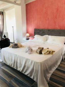 ein weißes Bett mit Handtüchern darüber in der Unterkunft Casa Vacanze Gallipoli Città Bella in Gallipoli