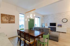 ein Esszimmer und ein Wohnzimmer mit einem Tisch und Stühlen in der Unterkunft ALTIDO Apt for 6, with Terrace near Beach in Sestri Levante in Sestri Levante