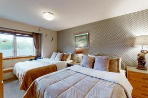 ein Hotelzimmer mit 2 Betten und einem Fenster in der Unterkunft Okemo Mountain Condo in Ludlow