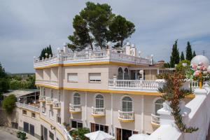 un gran edificio con un balcón en la parte superior. en Hotel Hidalgo, en Martos