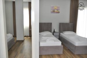 Postel nebo postele na pokoji v ubytování Julius Hotel