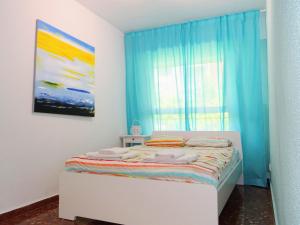 ガンディアにあるApartamento Tibi - centro de Gandiaのベッドルーム1室(壁に絵画が描かれたベッド1台付)