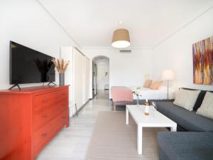 een woonkamer met een bank en een tv bij Acogedor estudio en medina garden ref 122 in Marbella