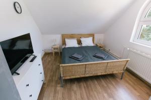 a bedroom with a bed and a tv in a room at Alle Bed & Breakfast in Keszthely