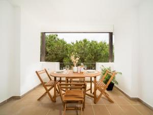 einen Tisch und Stühle auf einem Balkon mit Fenster in der Unterkunft Confortable estudio en medina garden ref 332 in Marbella