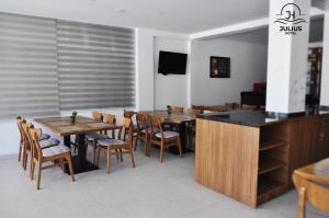 TV a/nebo společenská místnost v ubytování Julius Hotel