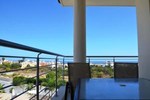 balcón con mesa y vistas al océano en Poppy, en Protaras