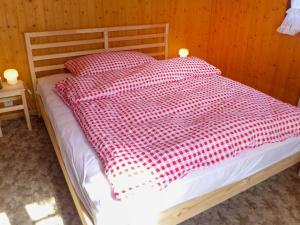Un pat sau paturi într-o cameră la Chalet Chante Neige by Interhome