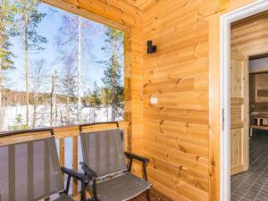 Kyyrö的住宿－Holiday Home Kaitaranta by Interhome，小屋门廊上设有2把椅子的房间