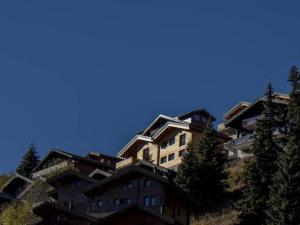 un bâtiment sur le côté d'une montagne dans l'établissement Apartment Huwetz 4 Zimmerwohnung by Interhome, à Bettmeralp