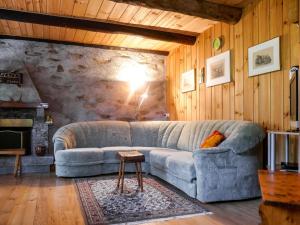 Ruang duduk di Holiday Home Rustico Tecc Berbis by Interhome