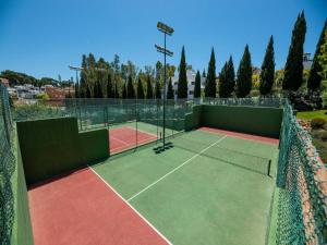 Tenis alebo squash v ubytovaní Apartment Las Ranas by Interhome alebo jeho okolí